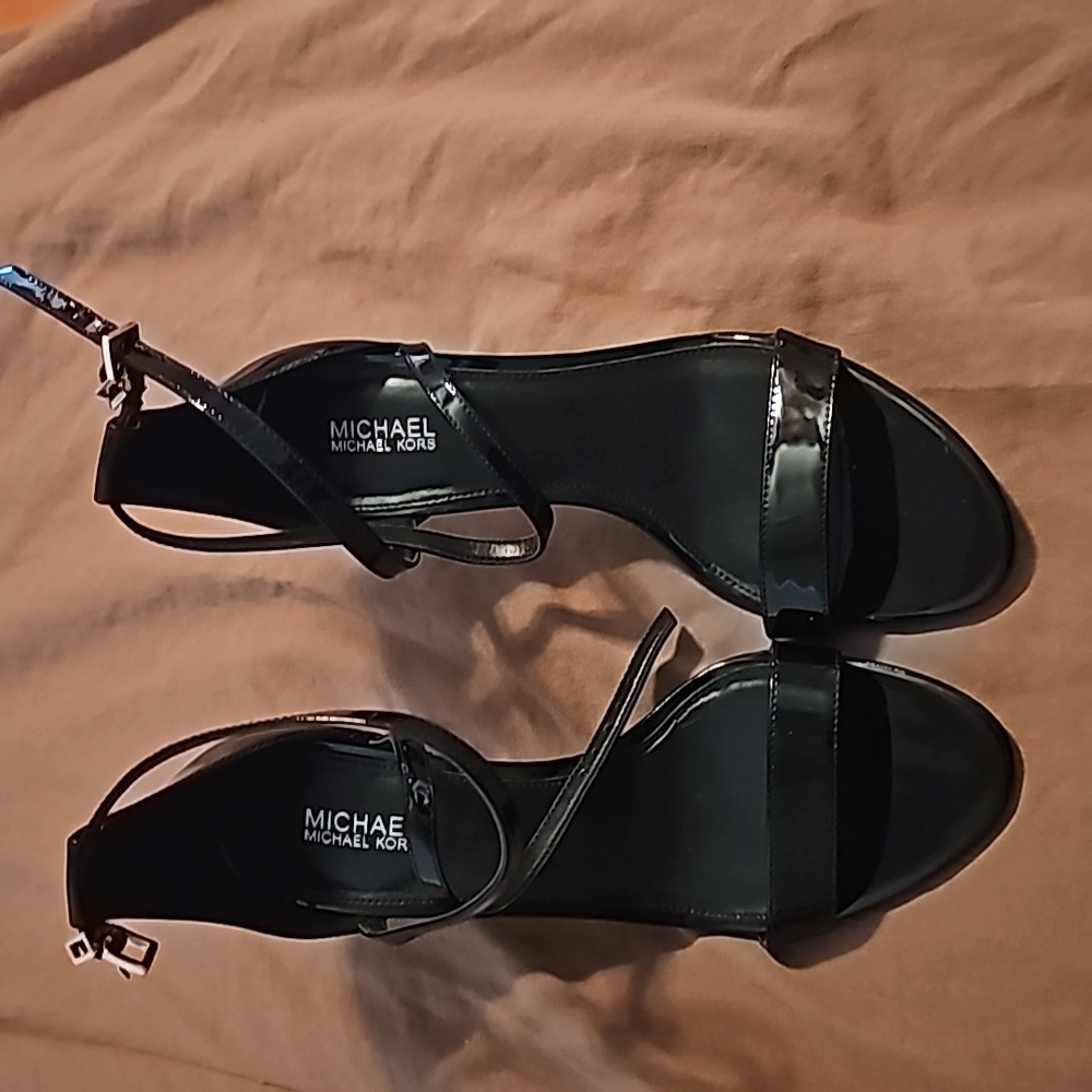 Michael Kors #7 black heels - Picture 2 of 3